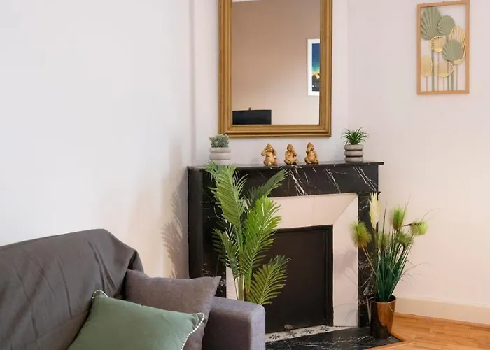 Des Cousines Anais 4 Personnes * Νανσύ